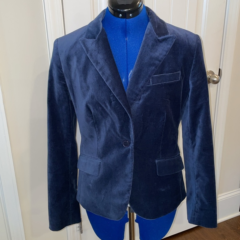 98%cotton NY & Co size 8  
Perfect velvet blazer 
Fits size 4-6 better maybe